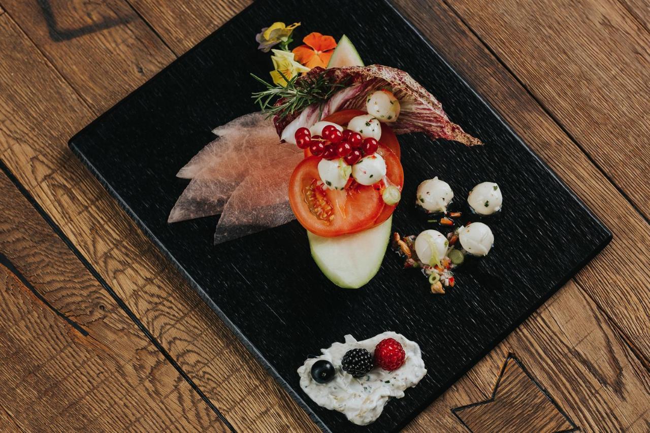 Ortner'S Resort Bad Füssing Exteriér fotografie A plate of cured and smoked reindeer