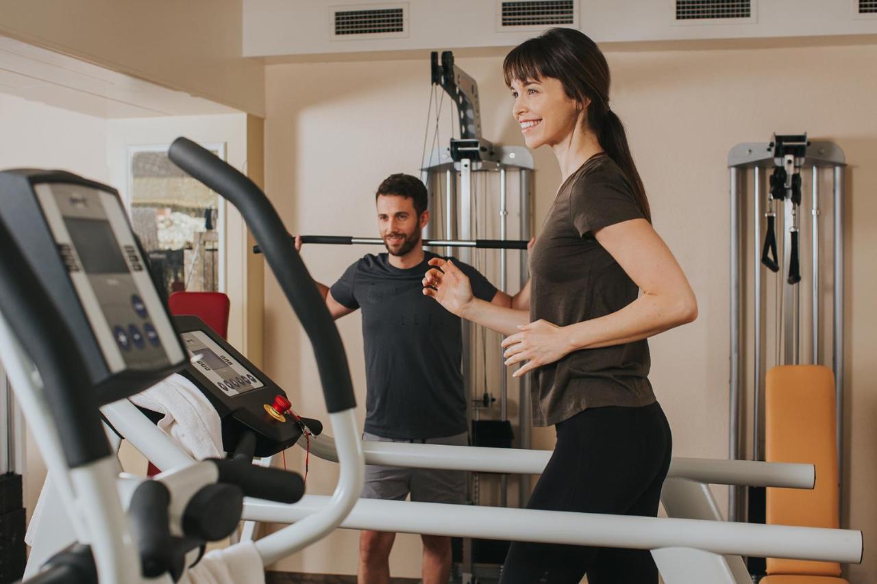 Ortner'S Resort Bad Füssing Exteriér fotografie A personal trainer with a client