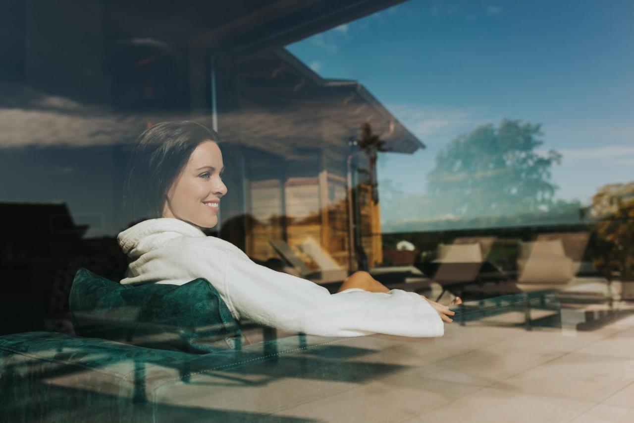 Ortner'S Resort Bad Füssing Exteriér fotografie A woman relaxing at a resort