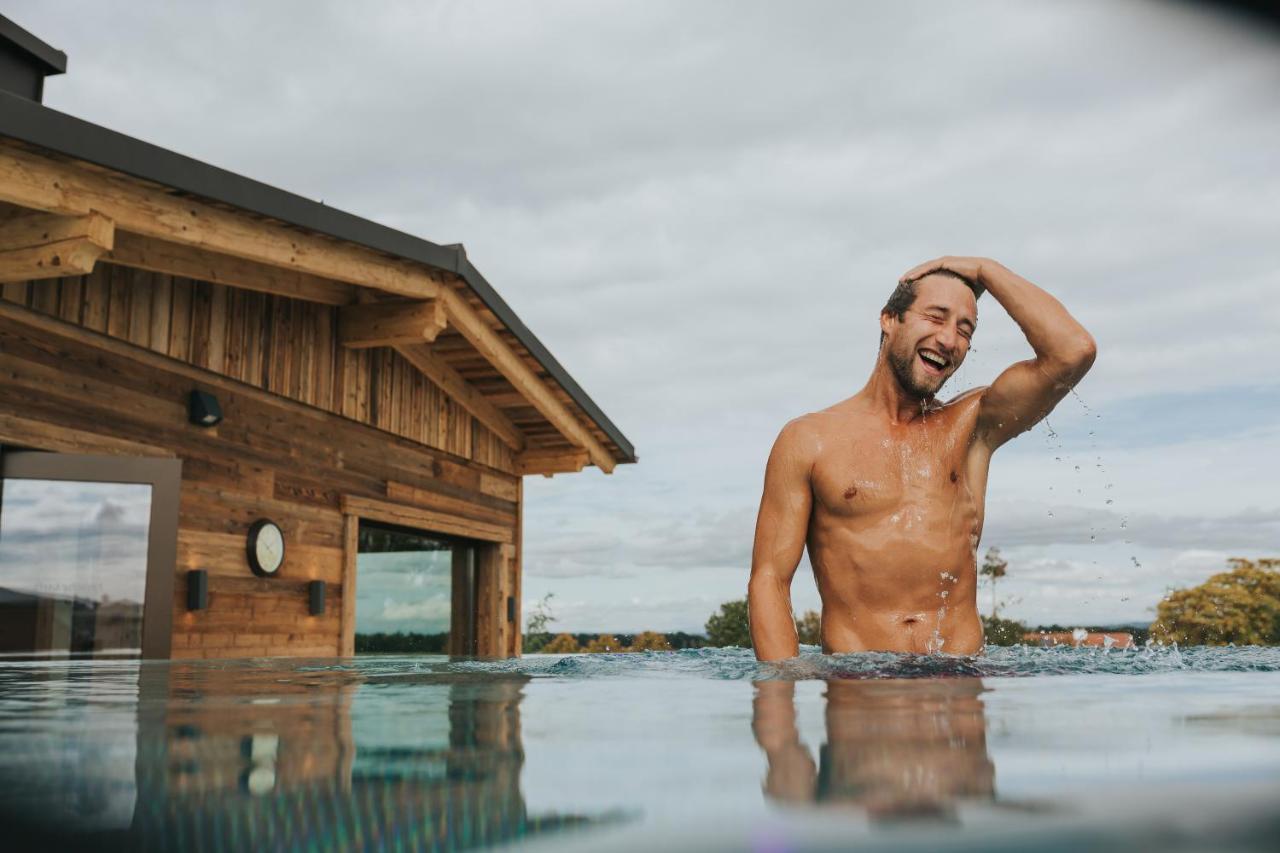 Ortner'S Resort Bad Füssing Exteriér fotografie A man in a swimming pool