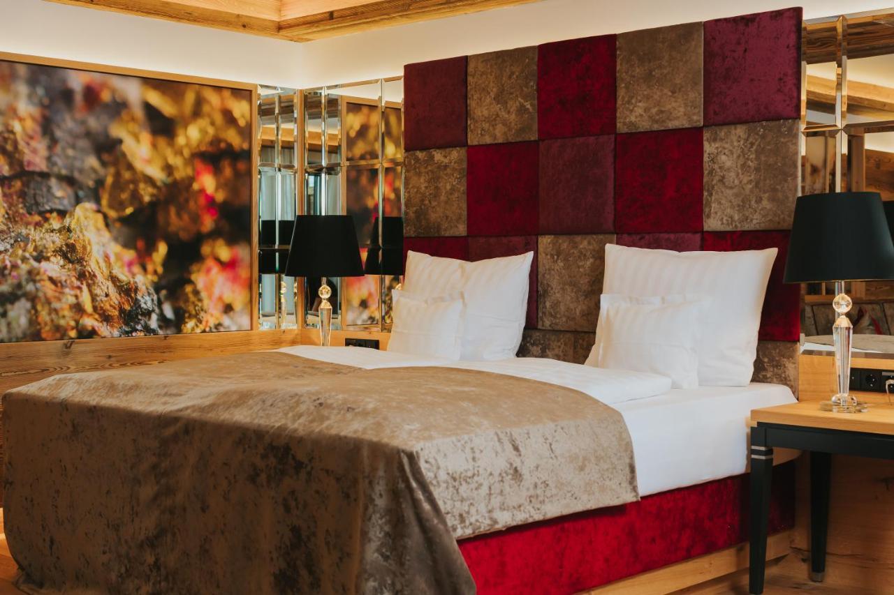 Ortner'S Resort Bad Füssing Exteriér fotografie A bedroom at the Hotel de Crillon