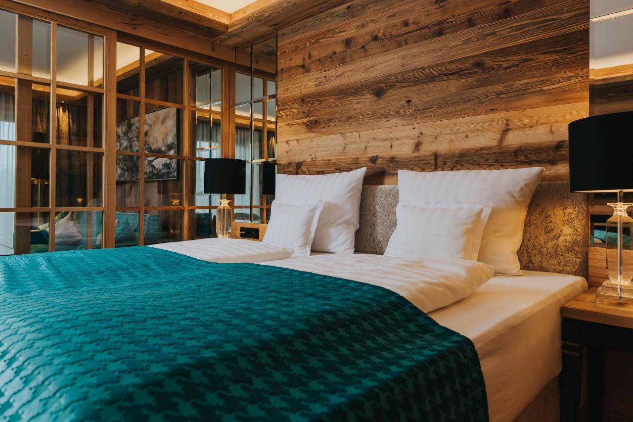 Ortner'S Resort Bad Füssing Exteriér fotografie A bedroom at the Hotel de la Poste