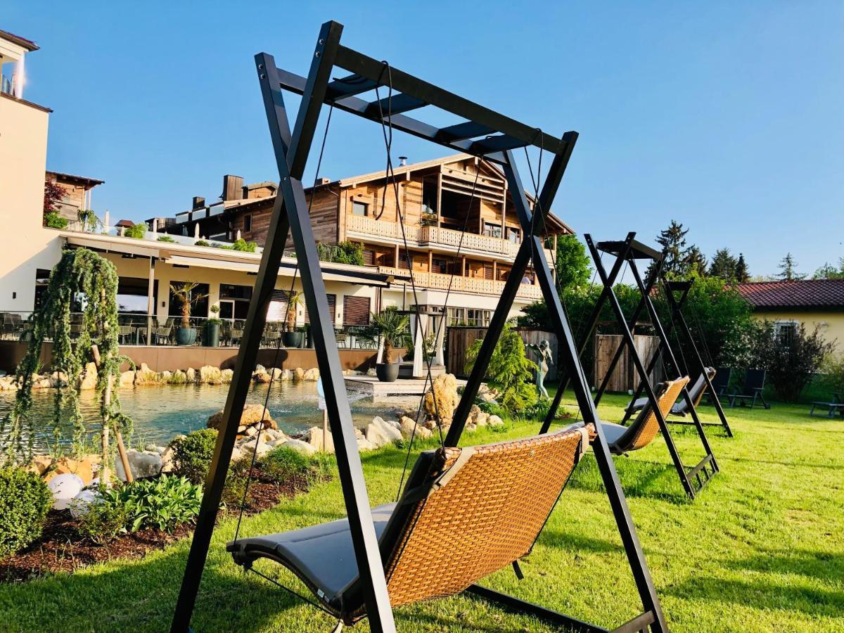 Ortner'S Resort Bad Füssing Exteriér fotografie A swing